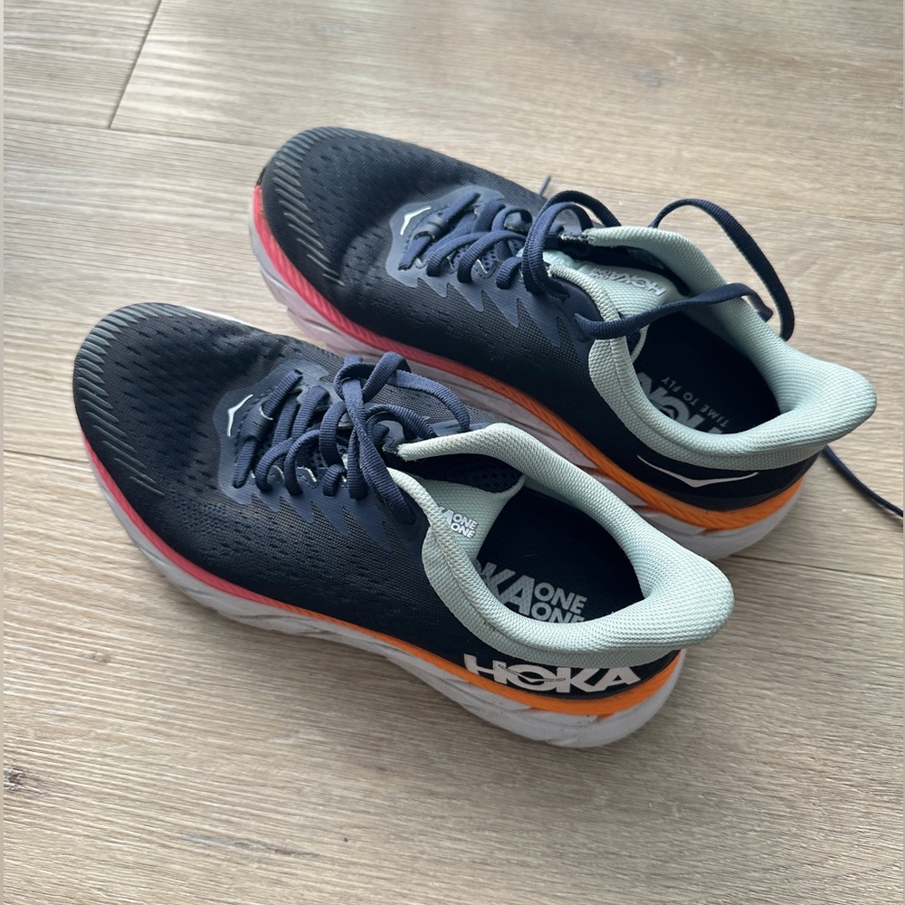 HOKA Clifton 7 Black Iris/Blue Haze size 5.5 Wide - EUC